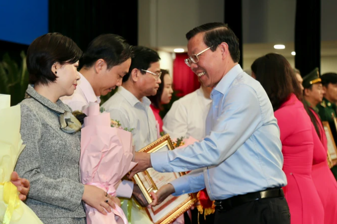 Đồng ch&iacute; Phan Văn M&atilde;i, Ủy vi&ecirc;n Trung ương Đảng, Ph&oacute; B&iacute; thư Th&agrave;nh ủy, Chủ tịch UBND TPHCM trao bằng khen cho c&aacute;c c&aacute; nh&acirc;n, tập thể c&oacute; th&agrave;nh t&iacute;ch xuất sắc trong thực hiện Nghị quyết số 33-NQ/TW v&agrave; Chương tr&igrave;nh h&agrave;nh động số 45-CTrHĐ/TU ng&agrave;y 21- 6- 2015 của Ban Thường vụ Th&agrave;nh ủy. Ảnh: DŨNG PHƯƠNG