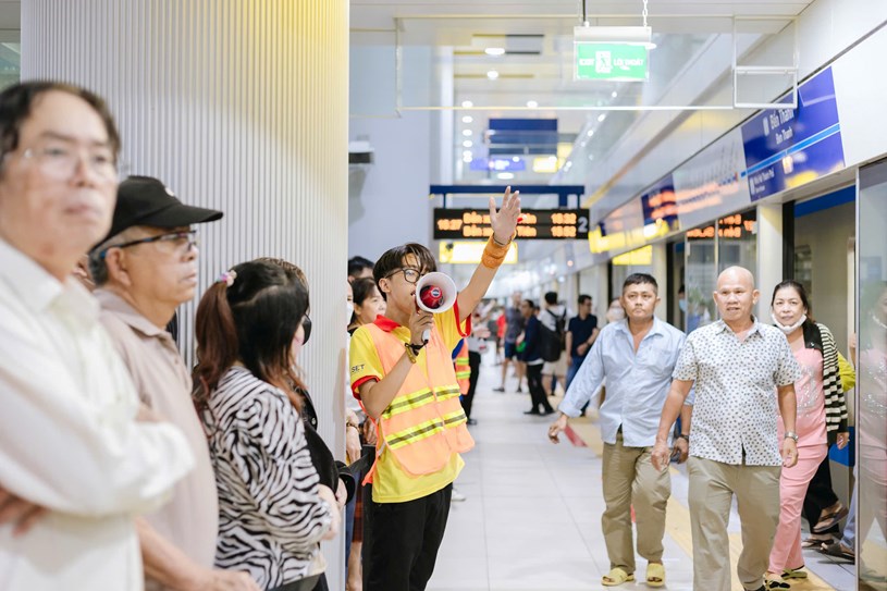 Chiến sĩ Xu&acirc;n t&igrave;nh nguyện hỗ trợ người d&acirc;n trải nghiệm tuyến Metro số 1.&nbsp;Ảnh: Th&agrave;nh Đo&agrave;n TP. HCM