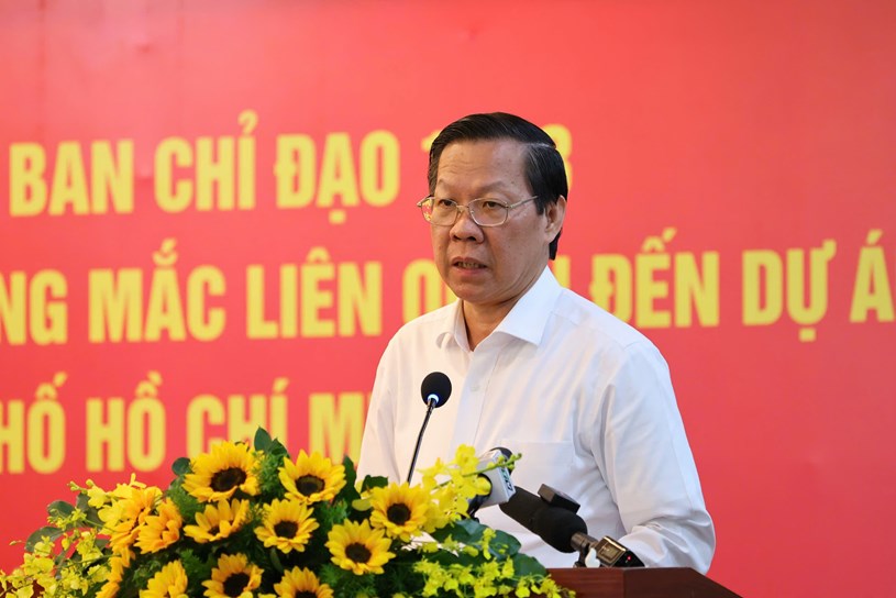 Chủ tịch UBND TP. HCM Phan Văn M&atilde;i b&aacute;o c&aacute;o kết quả r&agrave; so&aacute;t c&aacute;c C&ocirc;ng tr&igrave;nh, dự &aacute;n tồn đọng tr&ecirc;n địa b&agrave;n. Ảnh: HUYỀN MAI.