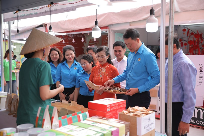 Ph&oacute; B&iacute; thư thường trực Đảng ủy Khối D&acirc;n - Ch&iacute;nh - Đảng TP.HCM Nguyễn Thị Kim Dung v&agrave; Chủ tịch C&ocirc;ng đo&agrave;n Vi&ecirc;n chức TP Lương Tuấn Anh tham quan "Ng&agrave;y hội c&ocirc;ng nh&acirc;n - Phi&ecirc;n chợ nghĩa t&igrave;nh". Ảnh: CĐVC