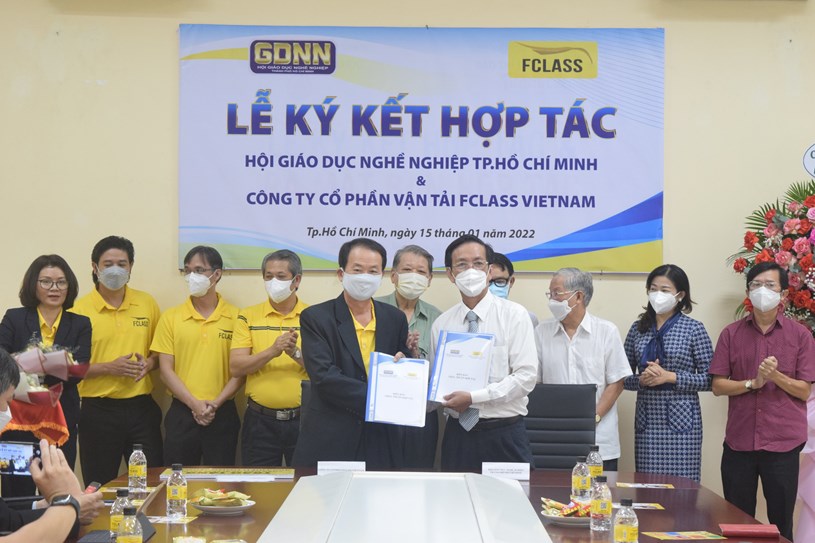 Ông Lâm Văn Quản, Chủ tịch Hội GDNN TP (áo trắng) và ông  Hứa Minh Tuấn, Tổng giám đốc Fclass Việt Nam ký kết biên bản hợp tác toàn diện