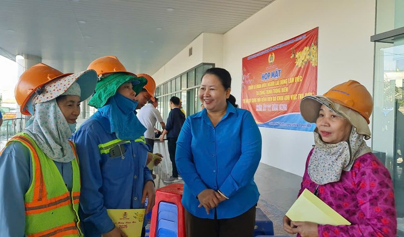 Phó Chủ tịch Liên đoàn Lao động TP. HCM Lê Thị Kim Thúy thăm hỏi, động viên người lao động tại Dự án Xây dựng mới Bệnh viện Đa khoa khu vực Thủ Đức.