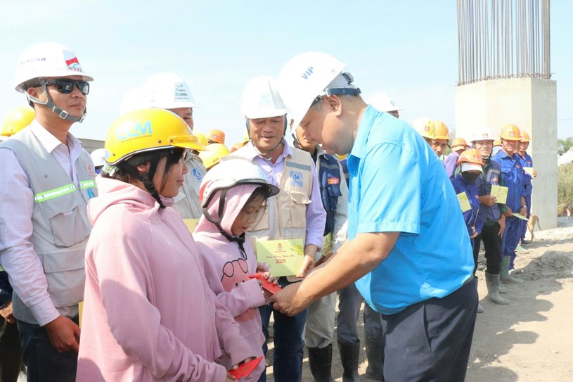 Ông Võ Khắc Thái, Chủ tịch LĐLĐ TP Hồ Chí Minh tặng quà Tết cho công nhân tại công trường dự án đường Vành đai 3.