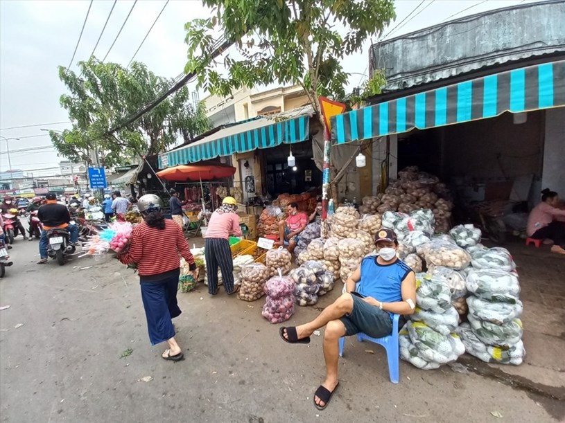 Tiểu thương n&agrave;y cho biết sức mua Tết năm nay yếu hơn so với mọi năm.