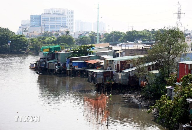 Khu nh&agrave; ven k&ecirc;nh Tẻ, Quận 7, Th&agrave;nh phố Hồ Ch&iacute; Minh. (Ảnh: Hồng Đạt/TTXVN)