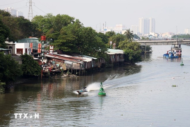 Khu nhà ven kênh Đôi, Quận 8, Thành phố Hồ Chí Minh. (Ảnh: Hồng Đạt/TTXVN)