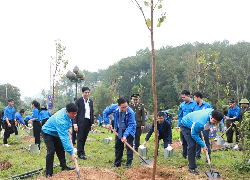 Chủ tịch Quốc hội Vương Đình Huệ và lãnh đạo trồng cây 