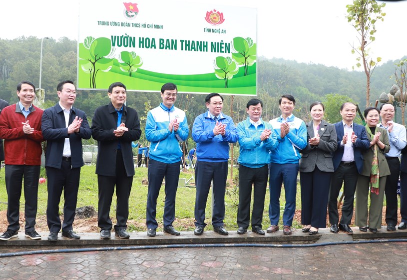 Chủ tịch Quốc hội Vương Đình Huệ và lãnh đạo các cấp khai trương vườn hoa ban thanh niên tại Khu Di tích lịch sử Quốc gia Truông Bồn