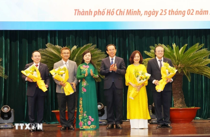 Lãnh đạo Thành phố Hồ Chí Minh chúc mừng các thầy thuốc đạt danh hiệu Thầy thuốc Nhân dân. (Ảnh: Đinh Hằng/TTXVN)