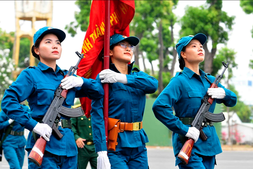 Lực lượng dân quân Miền Nam luyện tập chuẩn bị cho Lễ diễu binh, diễu hành kỷ niệm 70 năm Chiến thắng Điện Biên Phủ. (Ảnh: Xuân Khu/TTXVN)
