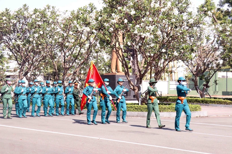 Lực lượng nữ dân quân Thành phố Hồ Chí Minh luyện tập đội ngũ. (Ảnh: Xuân Khu/TTXVN)