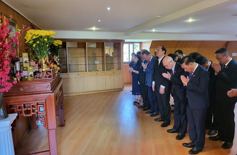 Đoàn đại biểu TPHCM thắp hương tưởng nhớ Chủ tịch Hồ Chí Minh tại Đại sứ quán Việt Nam tại Chile
