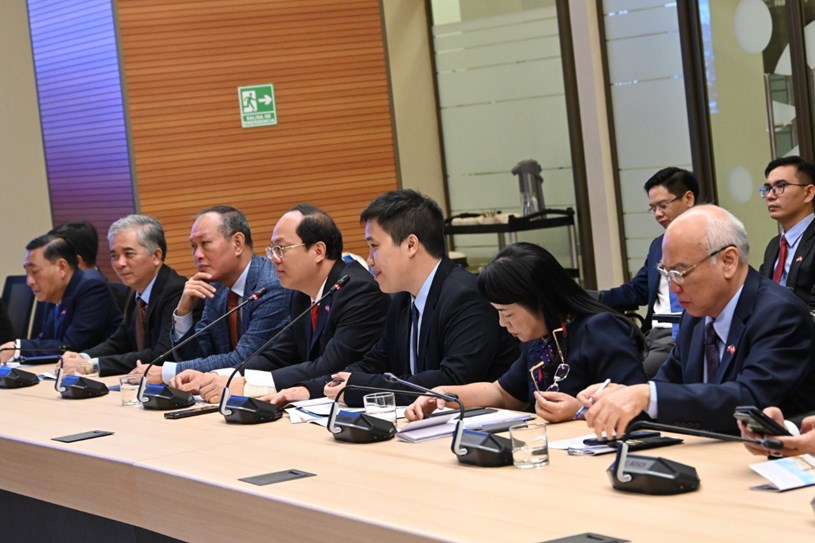 Đoàn đại biểu TPHCM tại buổi làm việc với lãnh đạo Thủ hiến vùng đô thị Santiago