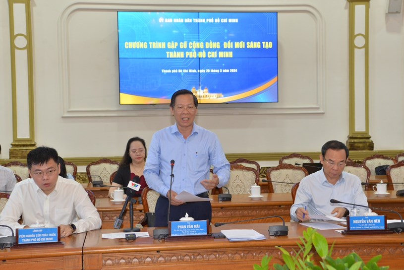 Chủ tịch UBND TPHCM Phan Văn Mãi phát biểu mở đầu chương trình gặp gỡ cộng đồng đổi mới sáng tạo. Ảnh: CAO THĂNG