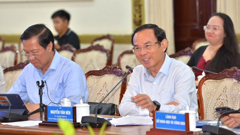 Bí thư Thành ủy TPHCM Nguyễn Văn Nên trao đổi với cộng đồng đổi mới sáng tạo. Ảnh: CAO THĂNG