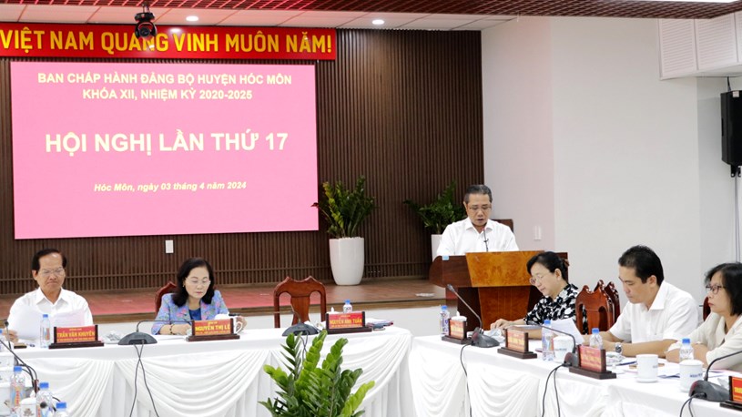 Phó Bí thư Thường trực Huyện ủy huyện Hóc Môn Nguyễn Anh Tuấn báo cáo tại hội nghị