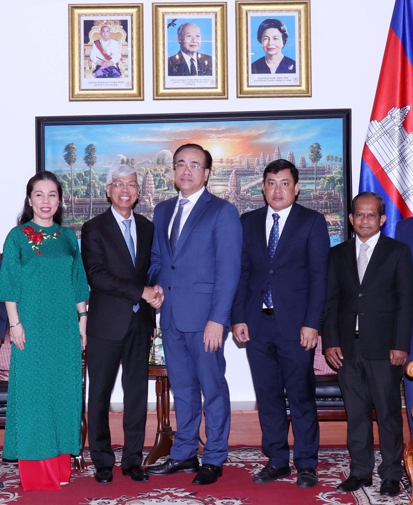 Ph&oacute; Chủ tịch UBND TPHCM V&otilde; Văn Hoan ch&uacute;c mừng Tết cổ truyền Campuchia tại Tổng L&atilde;nh sự qu&aacute;n Campuchia. Ảnh: THỤY VŨ&nbsp;
