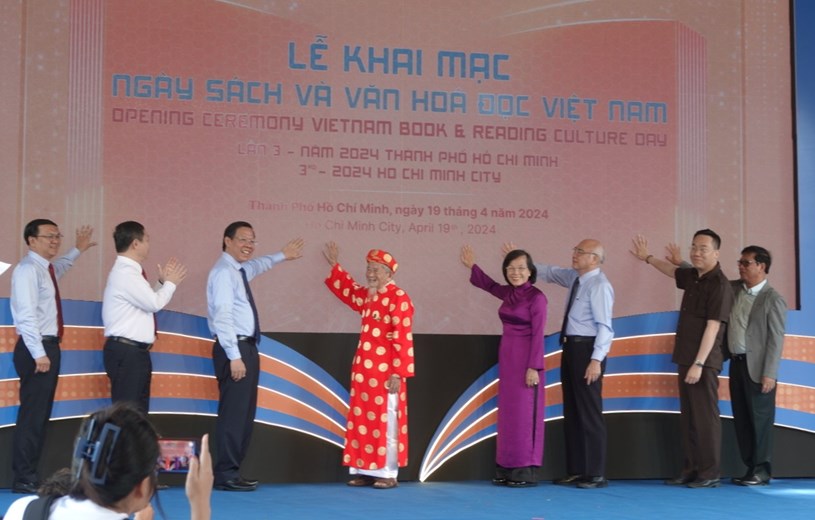 Đại diện Ban tổ chức v&agrave; c&aacute;c đại biểu thực hiện nghi thức khai mạc Ng&agrave;y S&aacute;ch v&agrave; Văn h&oacute;a đọc Việt Nam năm 2024 tại TPHCM.