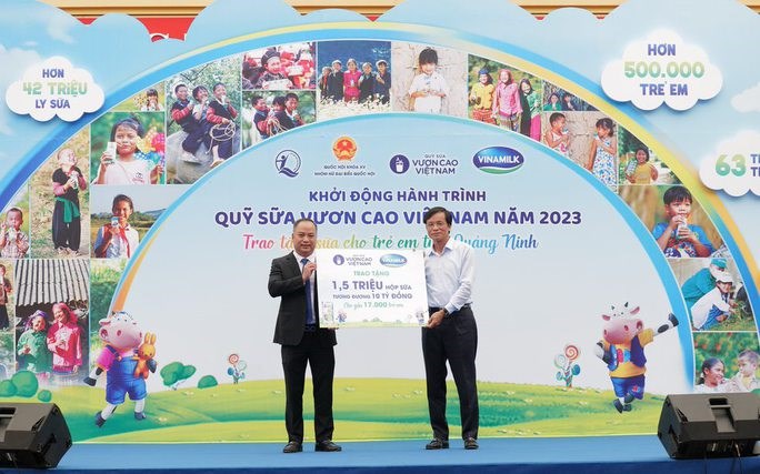 L&atilde;nh đạo Quỹ bảo trợ trẻ em Việt Nam đ&oacute;n nhận 1,5 hộp sữa m&agrave; Vinamilk ủng hộ cho Quỹ sữa vươn cao Việt Nam 2023