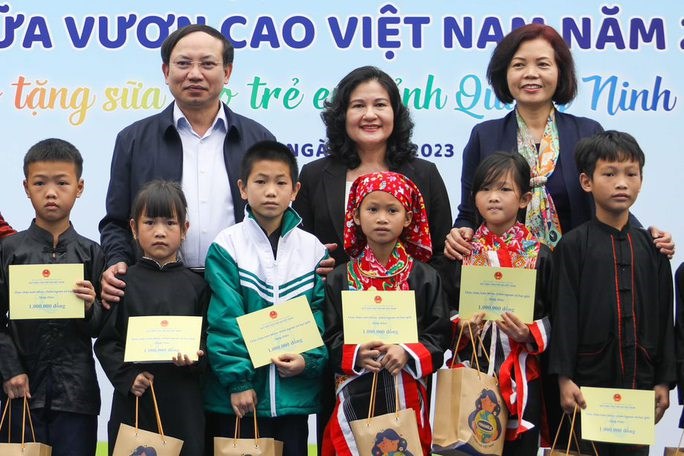 Quỹ Bảo trợ trẻ em Việt Nam trao tặng 100 suất học bổng cho học sinh c&oacute; ho&agrave;n cảnh kh&oacute; khăn