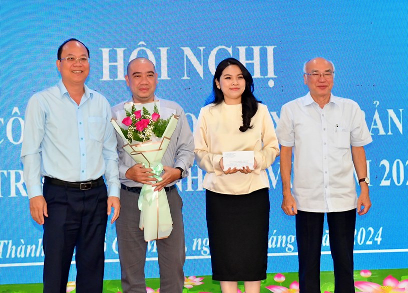 Phó Bí thư Thường trực Thành ủy TPHCM Nguyễn Hồ Hải và Trưởng Ban Tuyên giáo Thành ủy TPHCM Phan Nguyễn Như Khuê trao thưởng cho nhóm tác giả đạt Giải Búa liềm vàng lần thứ VIII năm 2023