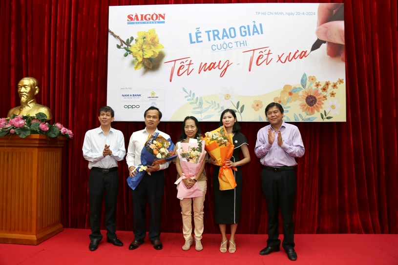 Ban tổ chức tặng hoa cảm ơn cho đại diện các nhà tài trợ: Ngân hàng Nam Á, Saigontourist Group, OPPO Việt Nam, Nhà xuất bản Trẻ. Ảnh: DŨNG PHƯƠNG