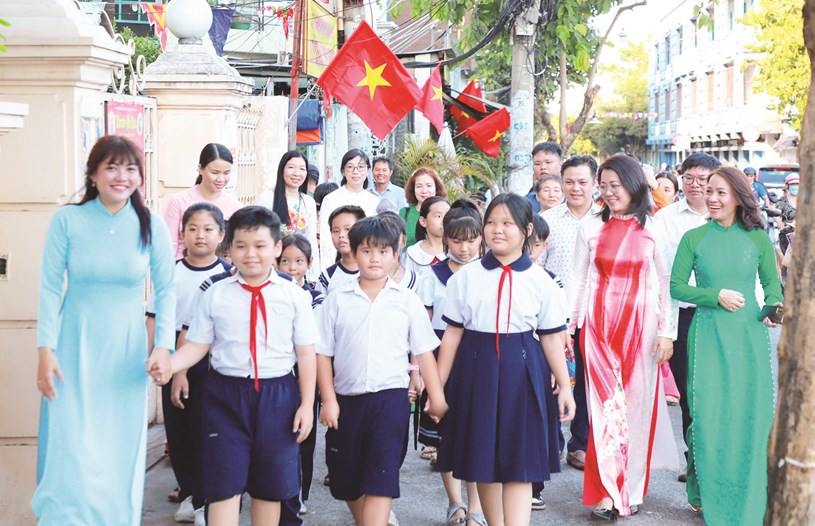 Học sinh tại quận 4 tham quan đường cờ Tổ quốc dịp lễ 30-4