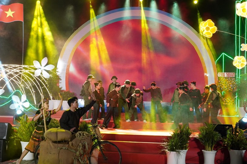 Chương trình nghệ thuật sân khấu hóa “Lừng lẫy Điện Biên - Vinh Quang mùa xuân đại thắng”