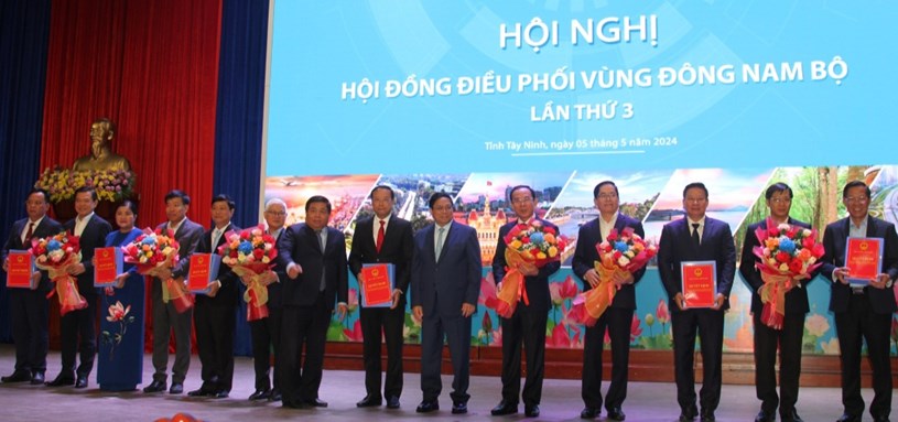 Thủ tướng Phạm Minh Chính trao quyết định phê duyệt quy hoạch vùng Đông Nam bộ cho lãnh đạo các tỉnh thành trong vùng