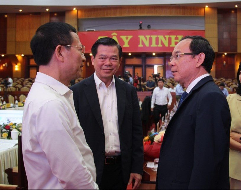 Bí thư Thành ủy TPHCM Nguyễn Văn Nên trao đổi với các đại biểu tham dự hội nghị