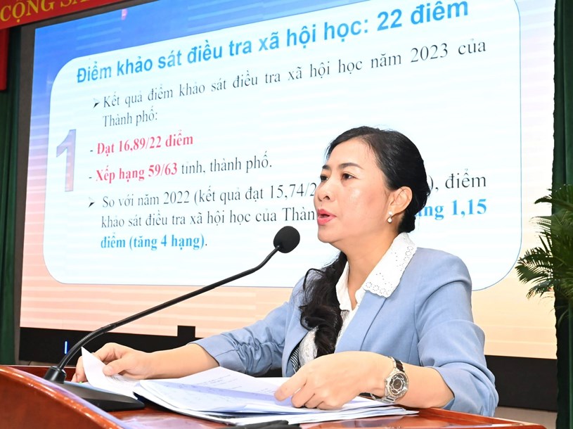 Phó Giám đốc Sở Nội vụ Phan Kiều Thanh Hương báo cáo tại hội nghị. Ảnh: VIỆT DŨNG