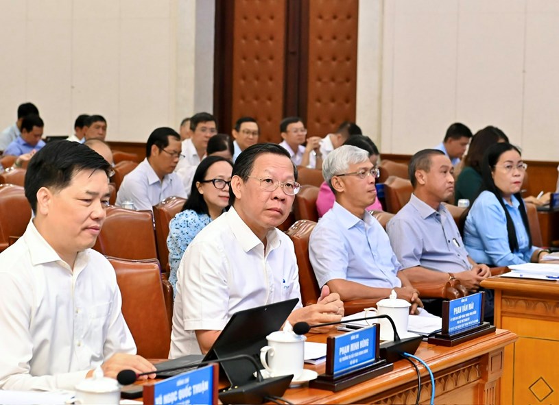 Chủ tịch UBND TPHCM Phan Văn Mãi cùng các đại biểu dự hội nghị. Ảnh: VIỆT DŨNG