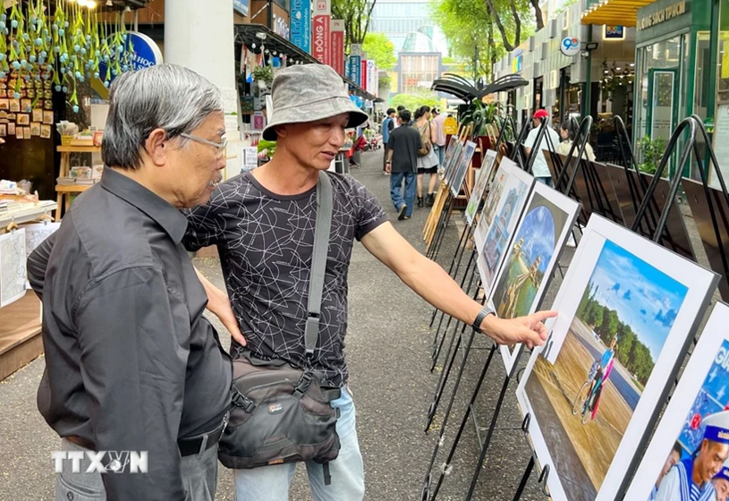 Người d&acirc;n, du kh&aacute;ch tham quan Triển l&atilde;m. (Ảnh: Thu Hương/TTXVN)