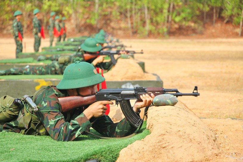 Chiến sĩ mới Trung đoàn Gia Định thực hành bắn tiểu liên AK. Ảnh: HỮU TÂN