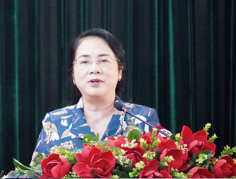 Chủ nhiệm Ủy ban Kiểm tra Thành ủy TPHCM Trần Kim Yến trao đổi với cử tri