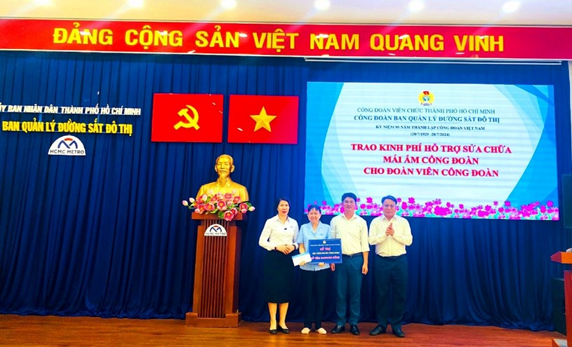 Đồng chí La Thanh Tuấn, Phó Chủ tịch Công đoàn Viên chức Thành ph và Lãnh đạo Ban Quản lý Đường sắt đô thị TPHCM trao kinh phí sửa chữa nhà cho đoàn viên Âu Thúc Anh.