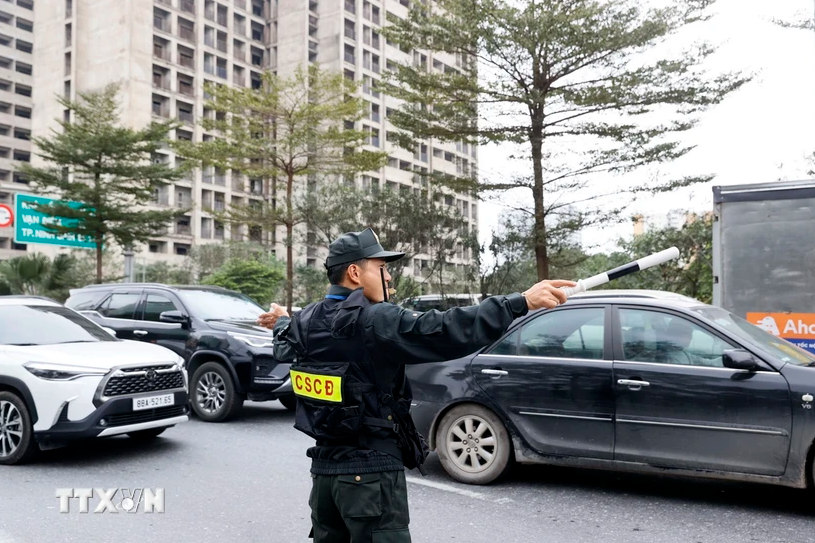 Lực lượng Cảnh s&aacute;t Cơ động tham gia hỗ trợ ph&acirc;n luồng giao th&ocirc;ng. (Ảnh minh họa. Văn Điệp/TTXVN)