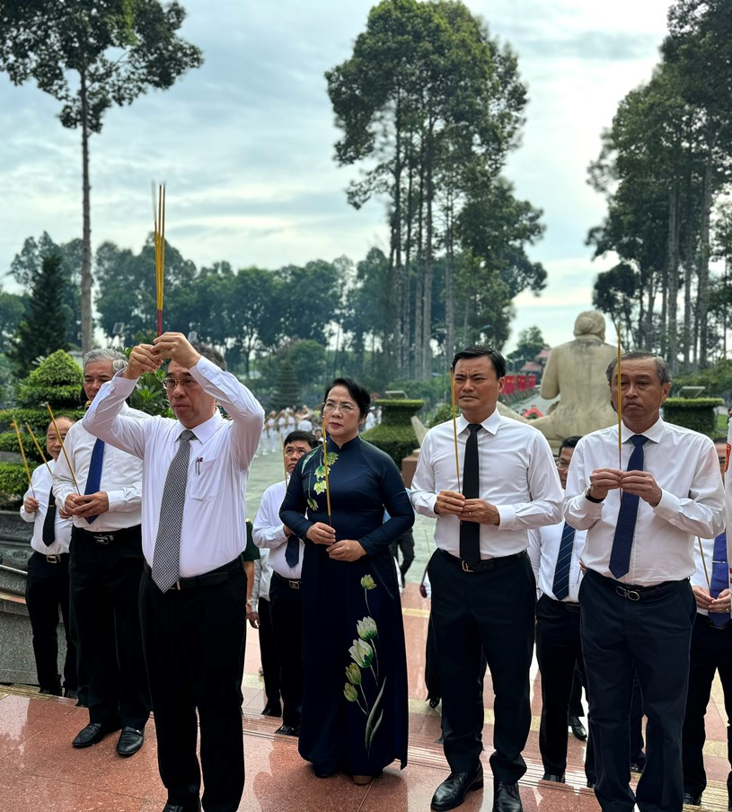 Đoàn lãnh đạo TPHCM dâng hương tưởng niệm các Anh hùng liệt sĩ tại Nghĩa trang Liệt sĩ huyện Củ Chi, xã An Nhơn Tây