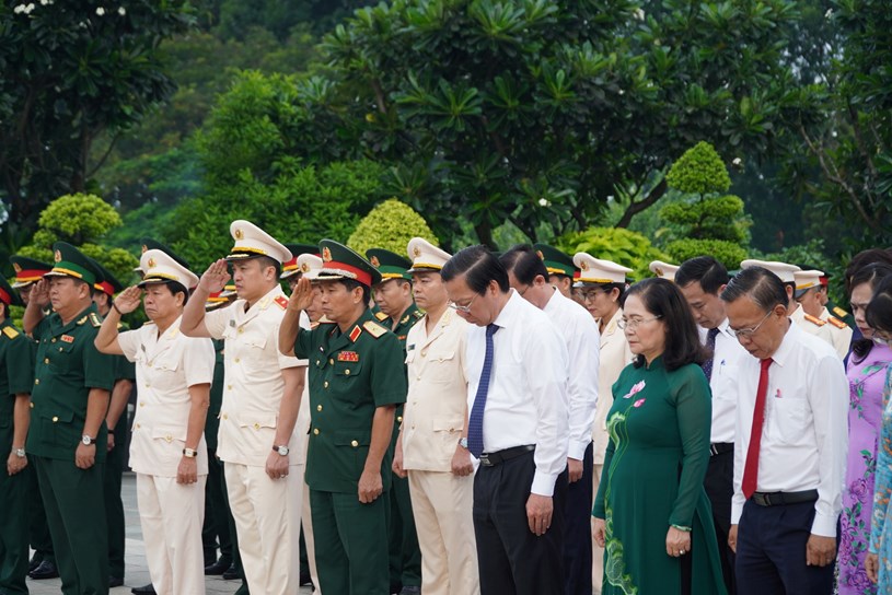 Các đại biểu đã dành phút mặc niệm, bày tỏ lòng biết ơn sâu sắc đối với các Anh hùng liệt sĩ