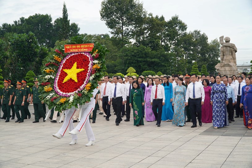 Lãnh đạo TPHCM dâng hương, dâng hoa tưởng niệm các Anh hùng liệt sĩ, sáng 27-7