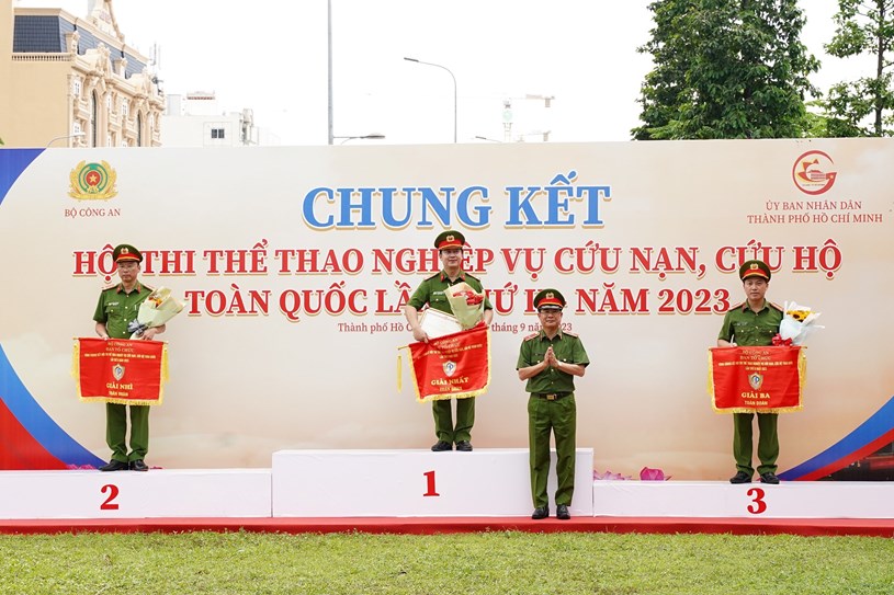 Thiếu tướng Nguyễn Tuấn Anh, Cục trưởng Cục PCCC&amp;CNCH trao giải cho c&aacute;c đội tuyển đoạt giải tại Hội thi.