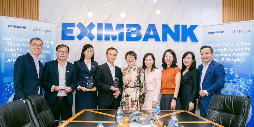 &Ocirc;ng Đ&agrave;o Hồng Ch&acirc;u &ndash; Ph&oacute; Tổng Gi&aacute;m đốc Eximbank (thứ 4 từ tr&aacute;i qua) v&agrave; đại diện Ban l&atilde;nh đạo ng&acirc;n h&agrave;ng nhận giải thưởng từ b&agrave; Hooi Ching Wong - Gi&aacute;m đốc Khối Định chế t&agrave;i ch&iacute;nh ASEAN, ki&ecirc;m Tổng Gi&aacute;m đốc JPMorgan Malaysia (thứ 5 từ tr&aacute;i qua). &nbsp;