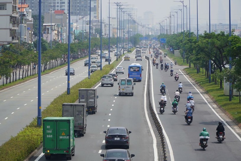 Ghi nhận ngày 26/9 tại đường Võ Văn Kiệt, việc thi công xoá bỏ dải phân cách ở làn đường xe máy đã cơ bản hoàn thành, giao thông thông thoáng trên toàn tuyến đường.