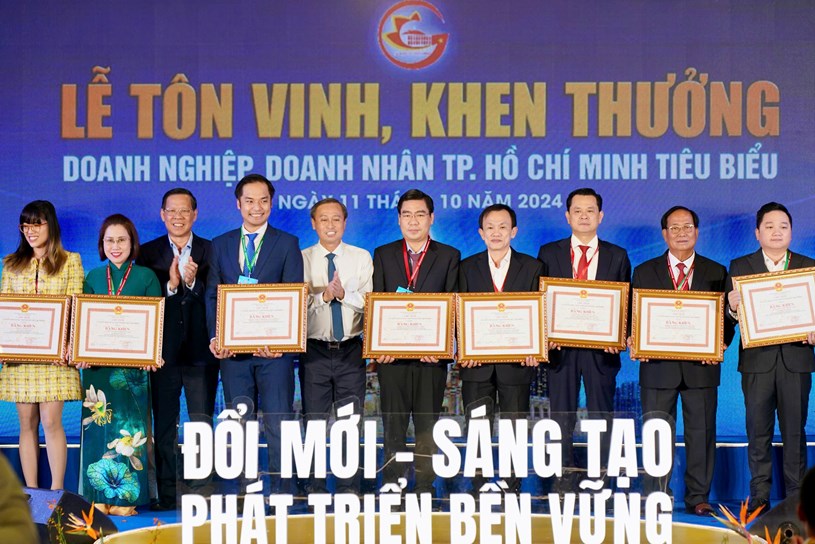 Đồng ch&iacute; Phan Văn M&atilde;i, Chủ tịch UBND TPHCM trao danh hiệu Doanh nghiệp, doanh nh&acirc;n ti&ecirc;u biểu năm 2024 cho c&aacute;c doanh nghiệp TPHCM. Ảnh HO&Agrave;NG H&Ugrave;NG