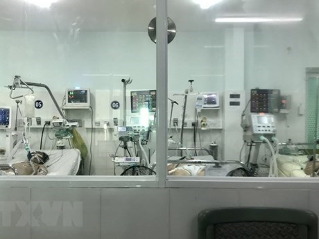 Bên trong phòng bệnh ICU, bệnh nhân thở bằng máy thở của Bệnh viện Dã chiến. (Ảnh: TTXVN phát)