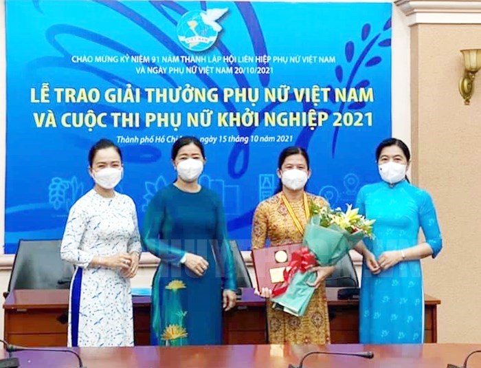 Chị Trần Thị Ngọc Hiếu vinh dự nhận giải thưởng Cuộc thi Phụ nữ khởi nghiệp.