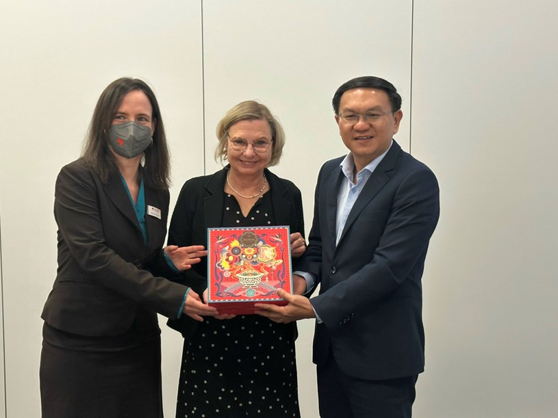 Giám đốc Sở Thông tin và Truyền thông TPHCM Lâm Đình Thắng tặng quà lưu niệm Phó Chủ tịch Hội xuất bản Hội sách Frankfurt Claudia Kaiser.