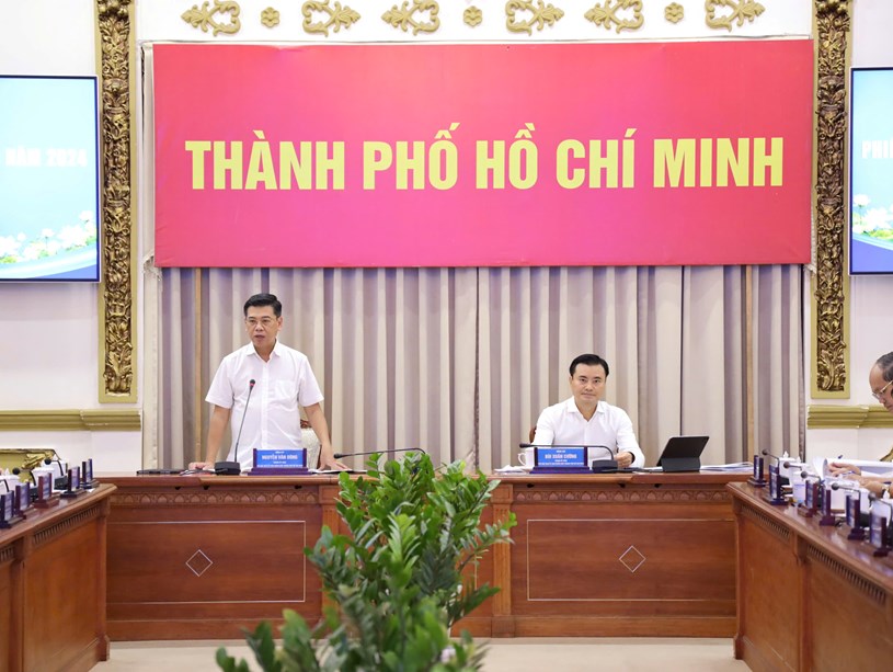 Ph&oacute; Chủ tịch UBND TP. HCM Nguyễn Văn Dũng ph&aacute;t biểu tại Phi&ecirc;n họp. Ảnh: HƯƠNG THẢO.