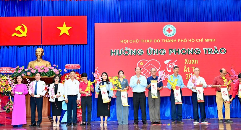 Phó Bí thư Thường trực Thành ủy TPHCM Nguyễn Hồ Hải cảm ơn các đơn vị hưởng ứng chương trình “Tết Nhân ái - Xuân Ất Tỵ 2025”. Ảnh: VIỆT DŨNG