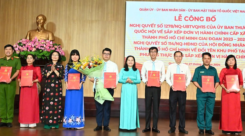 Đồng ch&iacute; Nguyễn Thị Lệ ch&uacute;c mừng c&aacute;c đồng ch&iacute; tham gia Ban chấp h&agrave;nh Đảng bộ c&aacute;c phường sau s&aacute;p nhập. Ảnh: VIỆT DŨNG